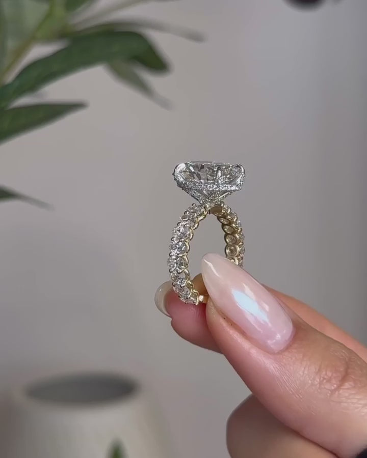 Romantic and luxurious Engagement Rings