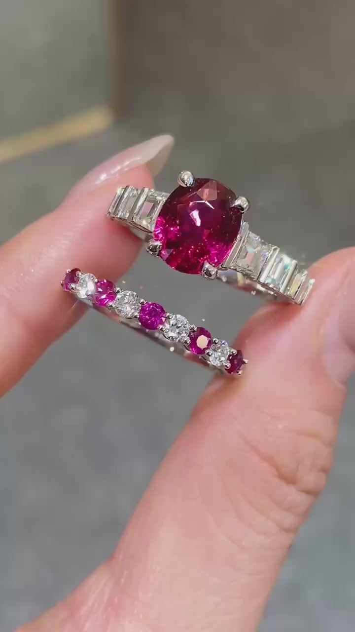 Prong setting for a stable colored stone stacking ring
